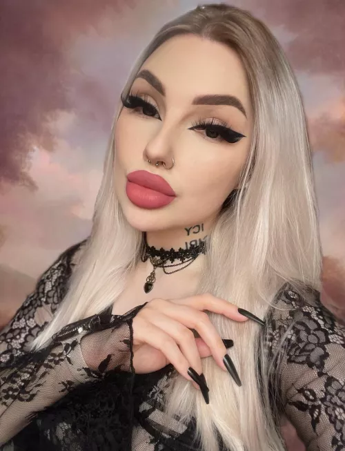 💅🏻🖤🕷️
