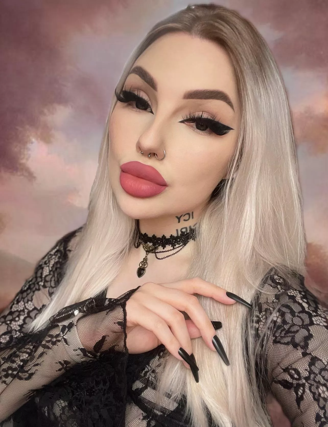 💅🏻🖤🕷️