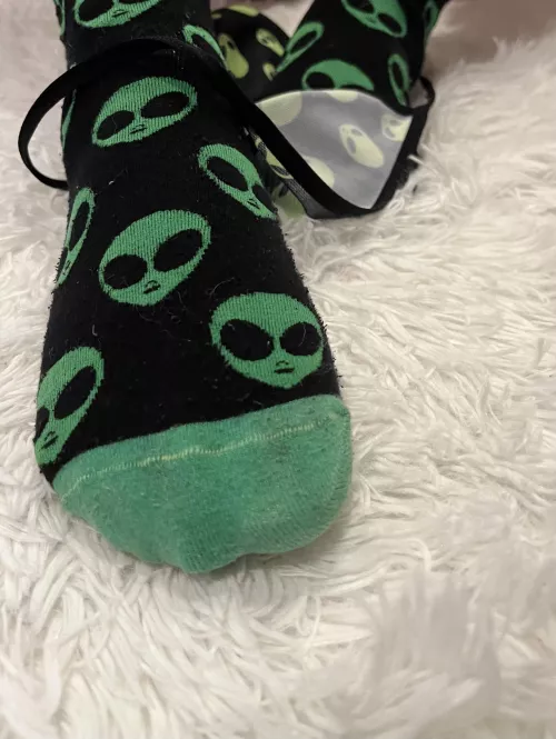 👽