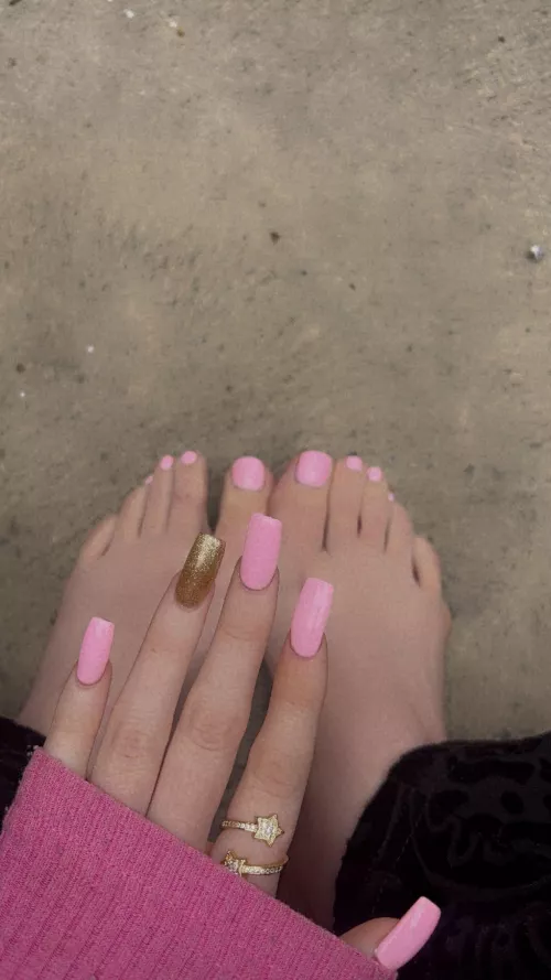💅🏽🦶🫢