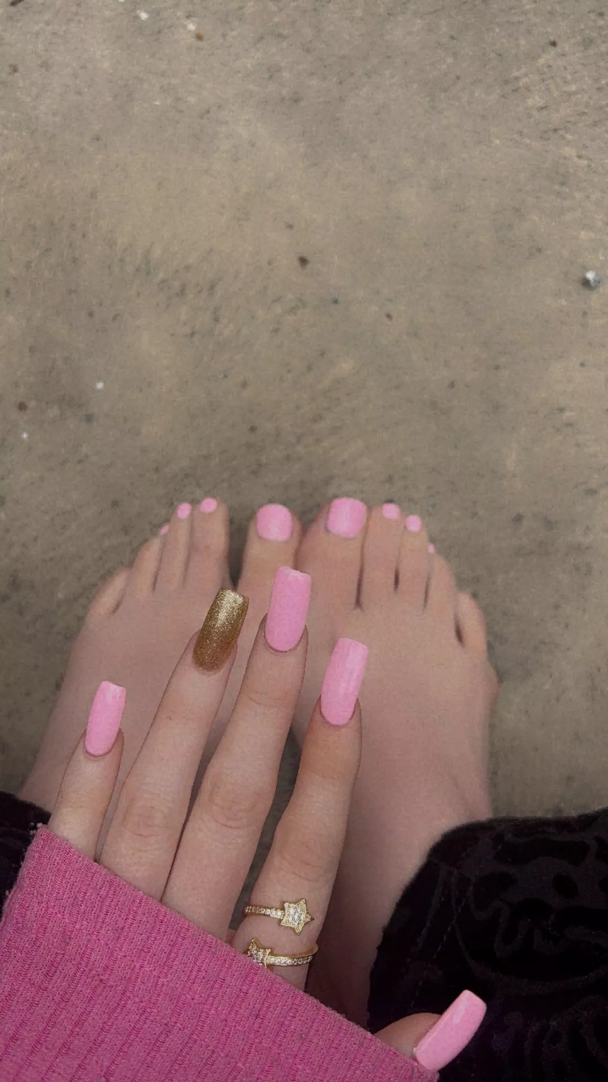 💅🏽🦶🫢