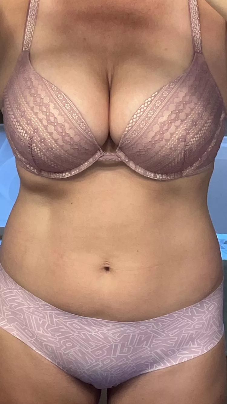 11/26/22 - VS lavender lace w/ lavender script cheekies (NSFW)