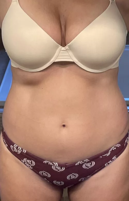 11/5/22 - vanilla cream w/ maroon VS logo thong (NSFW) [img]