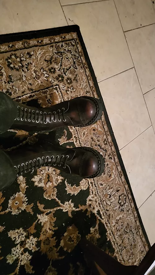 15 eye STEEL boots button up nice in case anybody was wonderin...