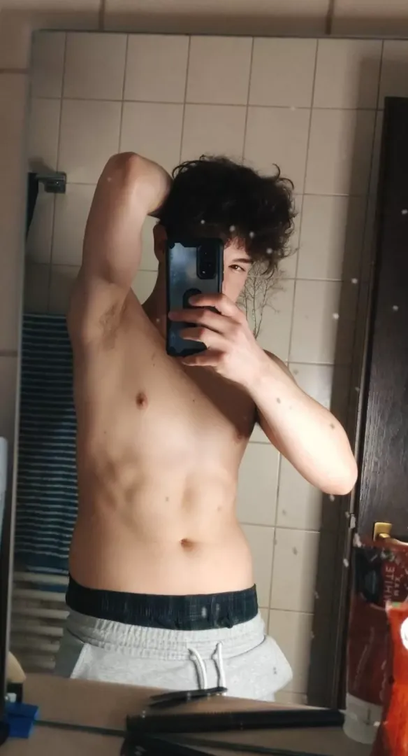 [18] do you like my pits? 🥵