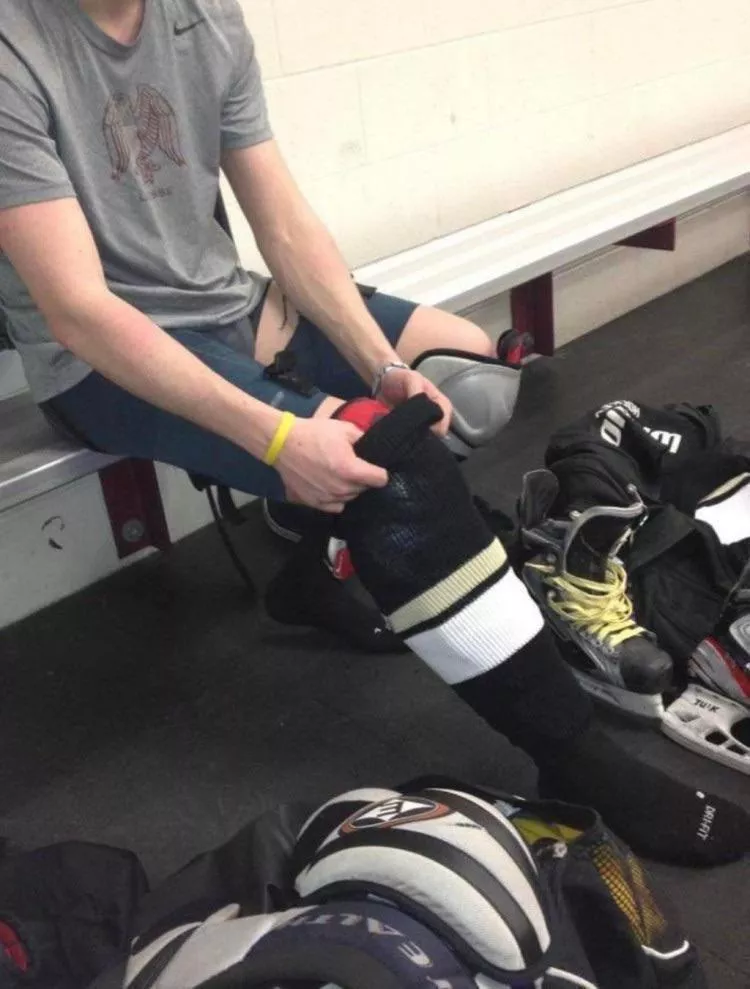 18 Straight hockey player looking for new bros. Hmu with age and pic mate @jacblunua