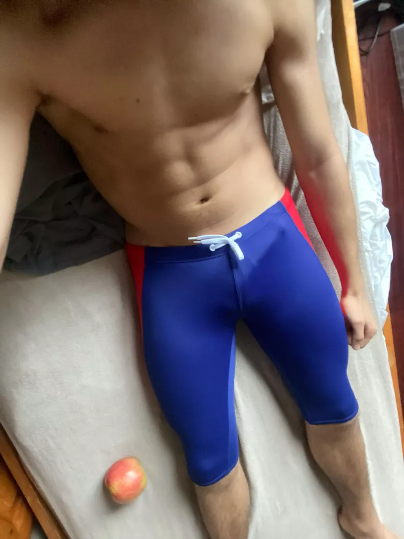 18 swimmer, looking for fit men twunks, daddy’s, sporty guys. Dm me for snap with pic