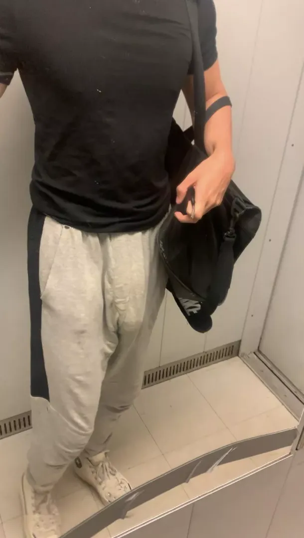 (18)  This is what I wear to the gym ;)