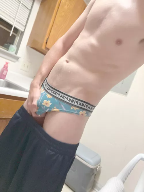 18 wearing my sisters panties I need a older brother to confess to and seduce 😜😉