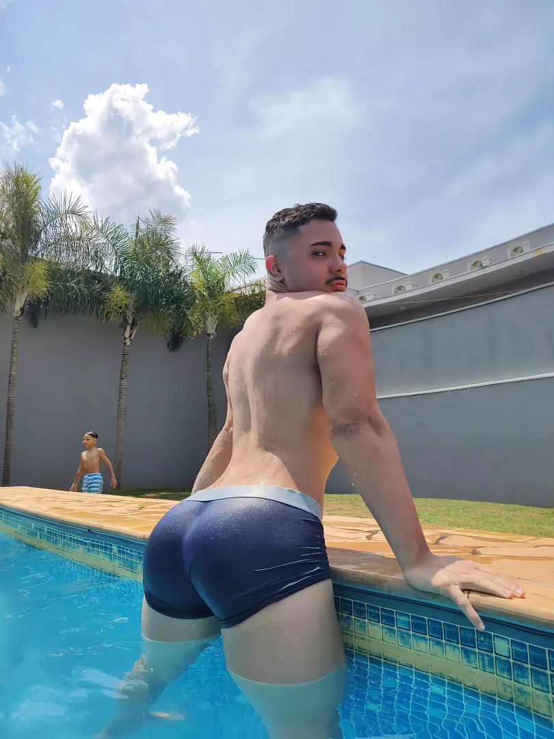 18 years old Naughty Brazilian Boy looking for fun and a daddy 🤫🇧🇷 Fit and muscular (natural) model Exploring all sexuality and sensuality 🔥