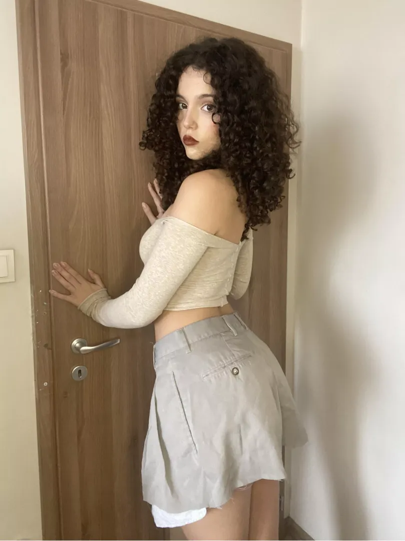 18 y.o Curly babe at your service 💋
