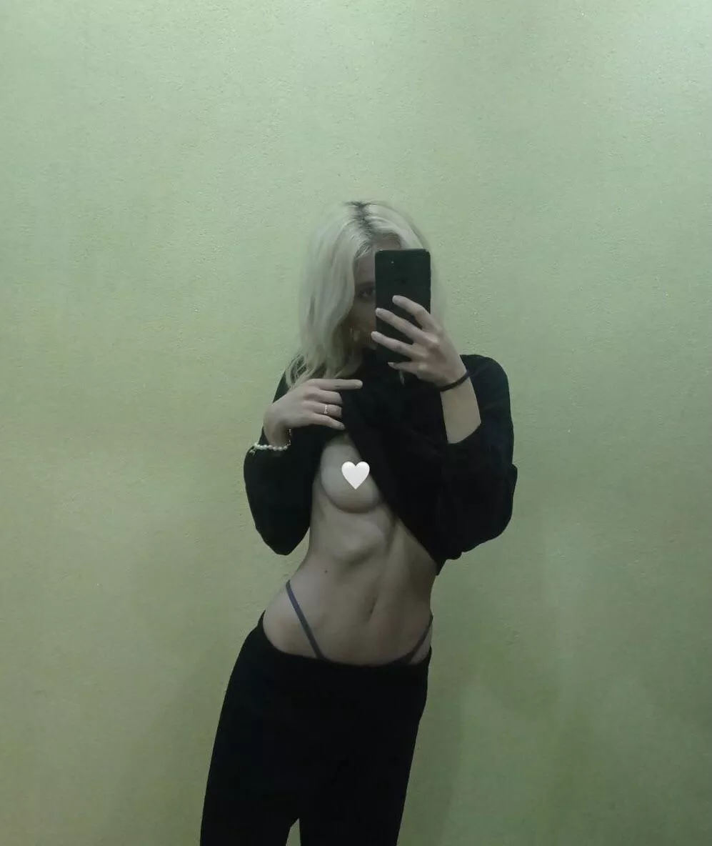 18 y.o. 😇 horny girl 👅 free page 🤍