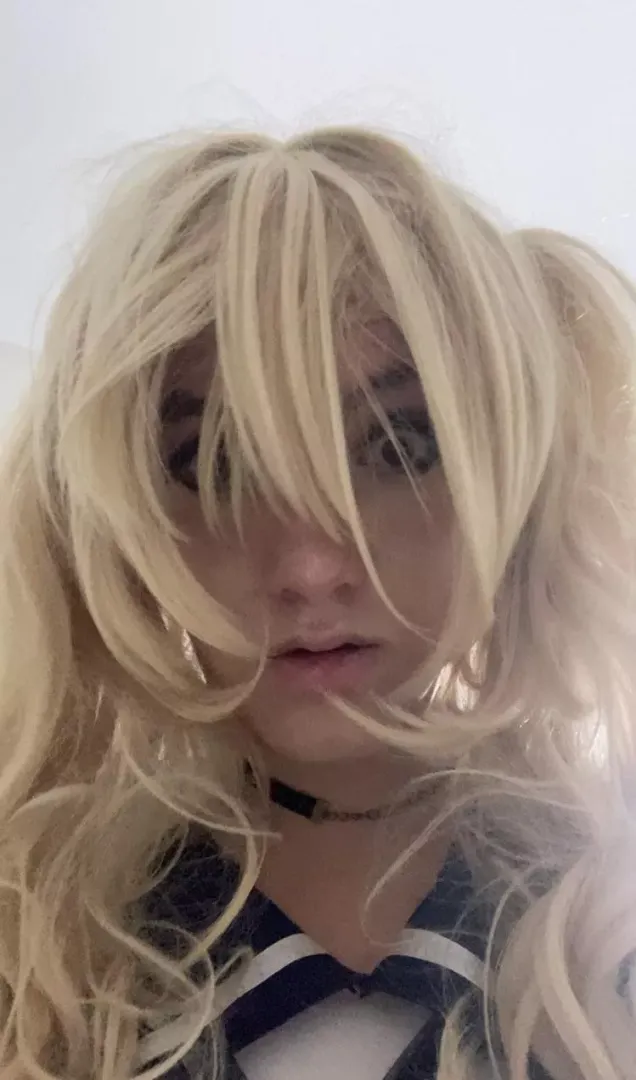 18 y/o virgin looking to get railed by trans queens