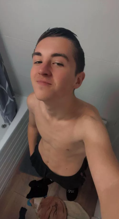 (18)Fresh out of the shower