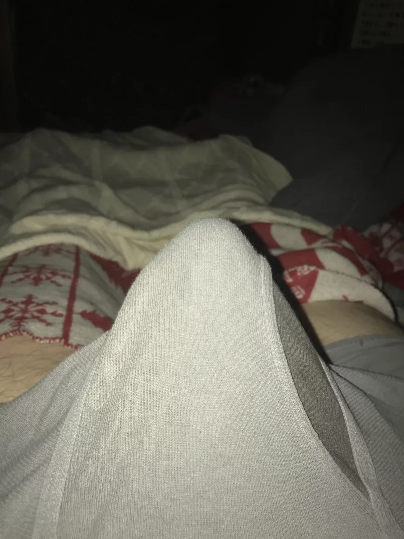 19 can’t sleep and horny asf who’s down for some fun hmu