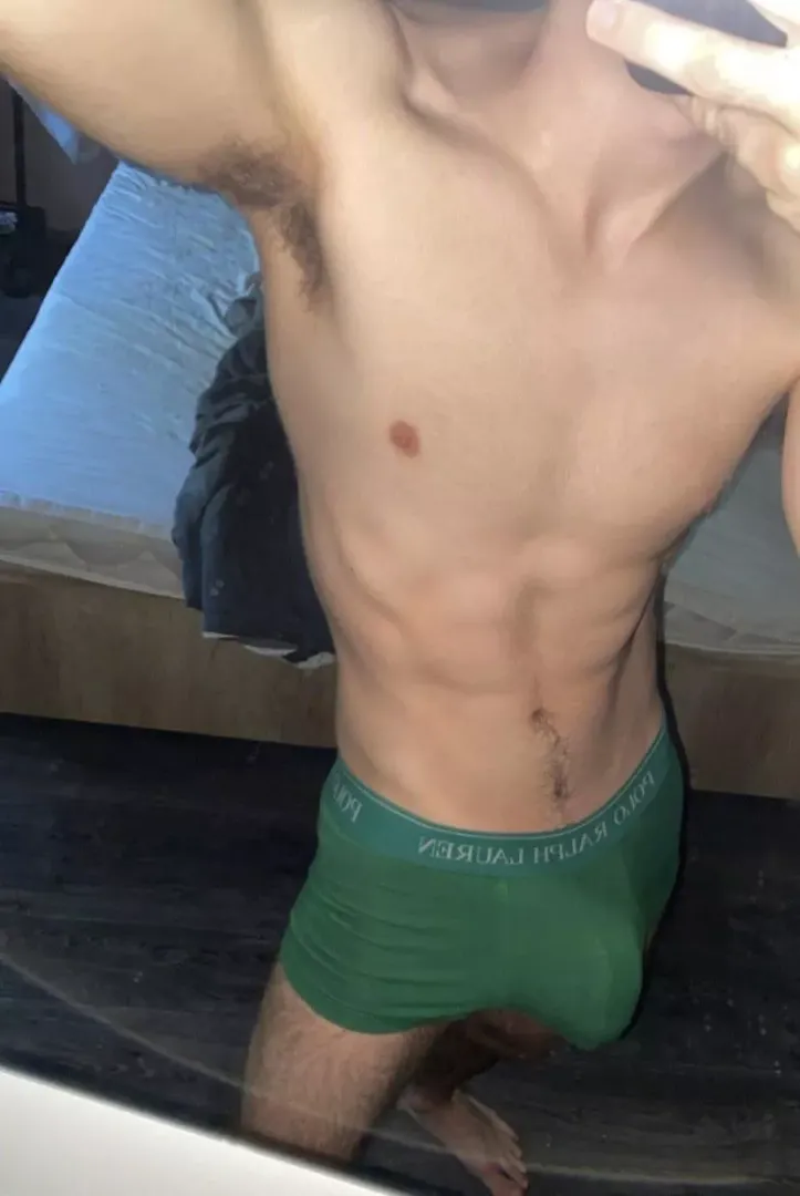 19 curious Comment what would you do if you seen this in yoou room when you wake up at morning?😈