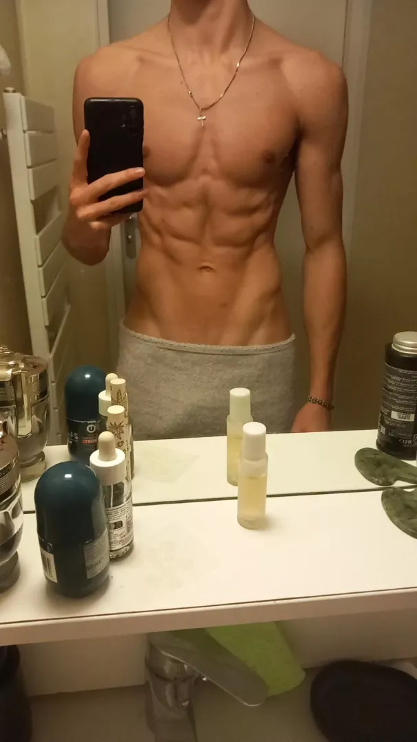 19 fit top, i need some femboys rn