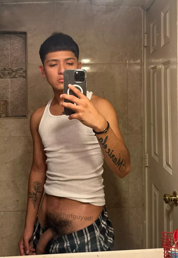 (19) Hey bro, come hold it ;)