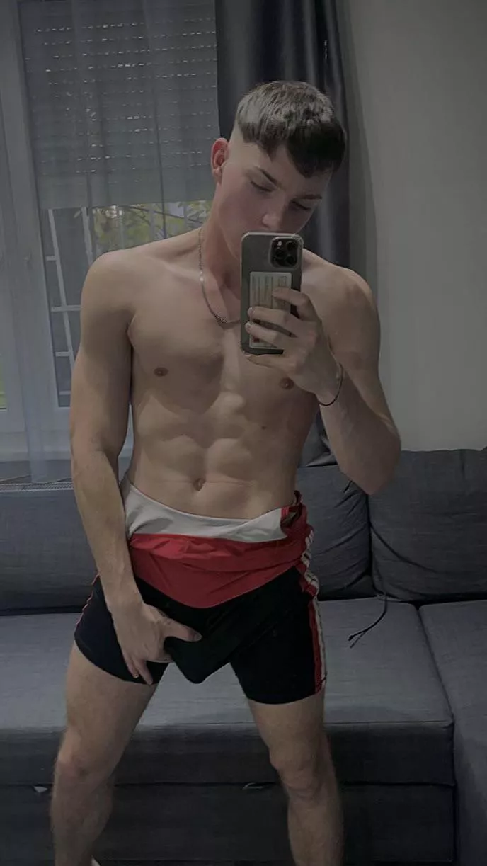 [19] @kolozsi_tomi stretch me out