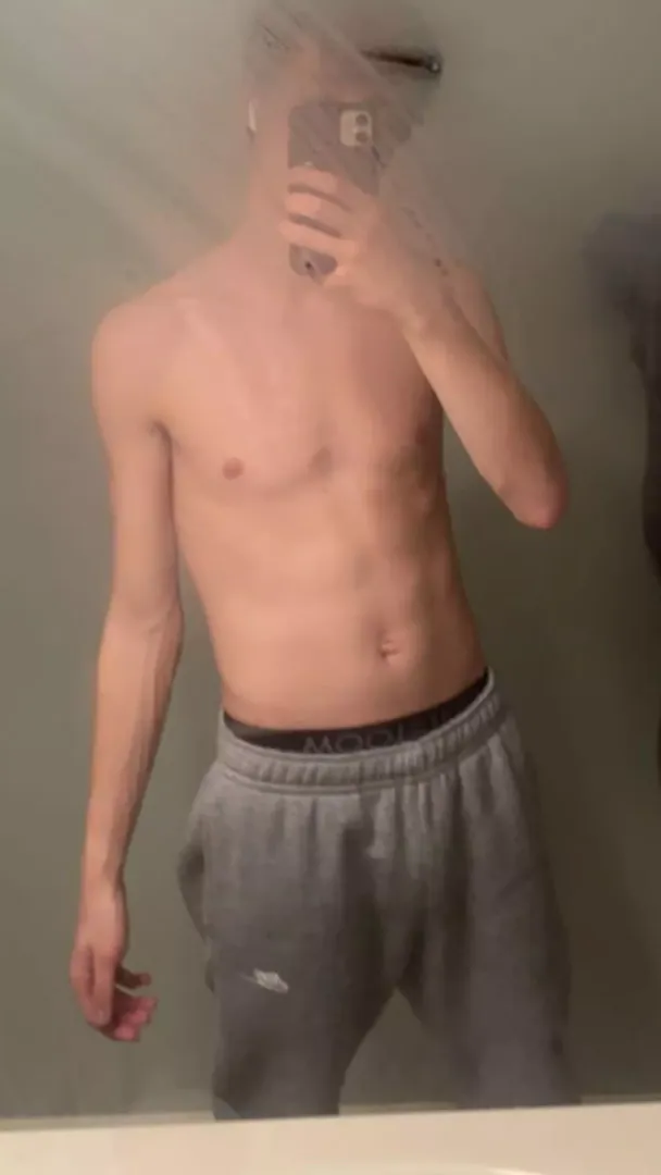 19 M looking for fit guys to talk with and send pics be around my age or older (jock++) (daddies+)(face++++) @christian237177