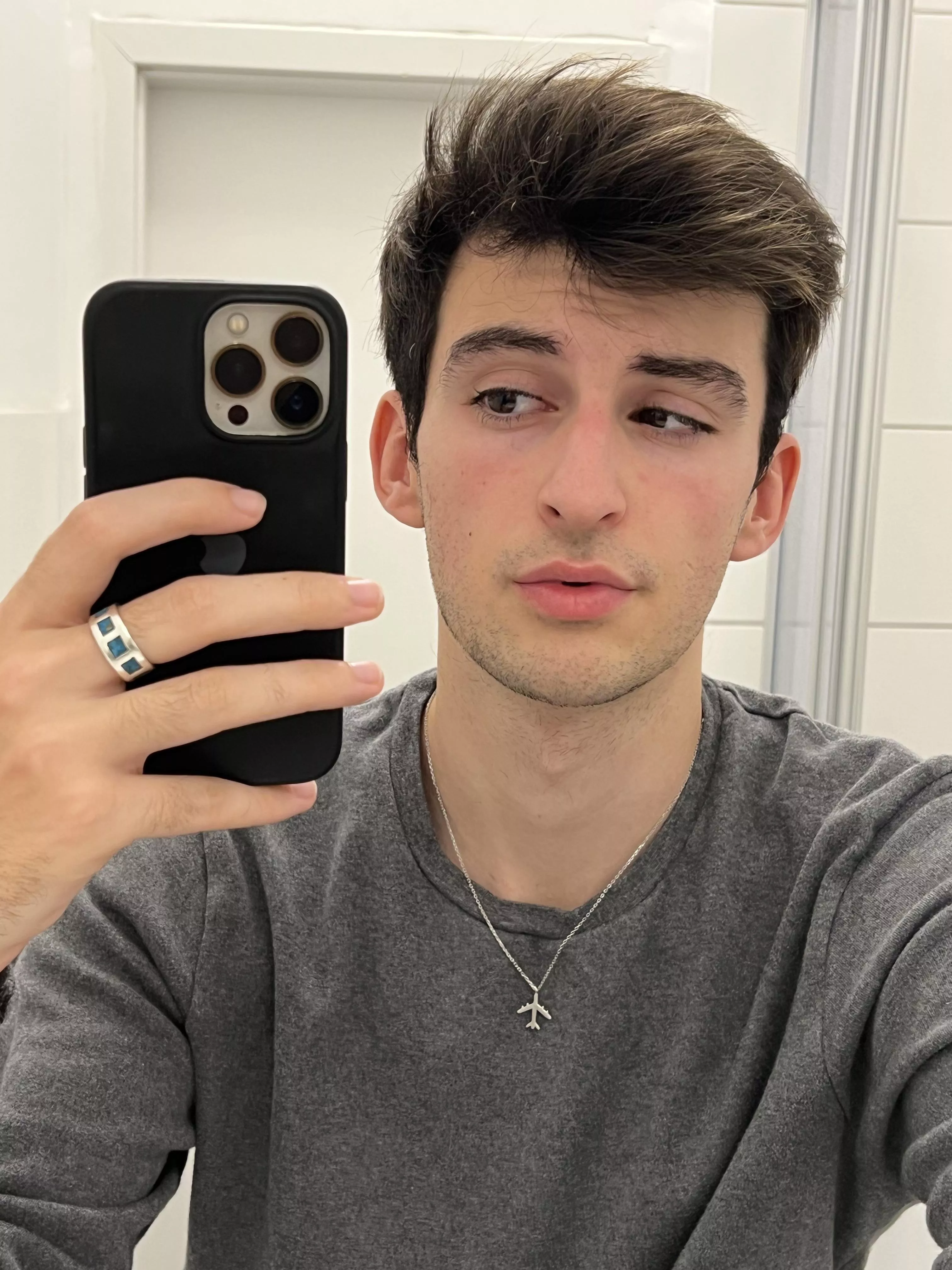 19 spanish handsome fit guy looking for same big d+ abs+ Hmu with pic @chsa03 on add