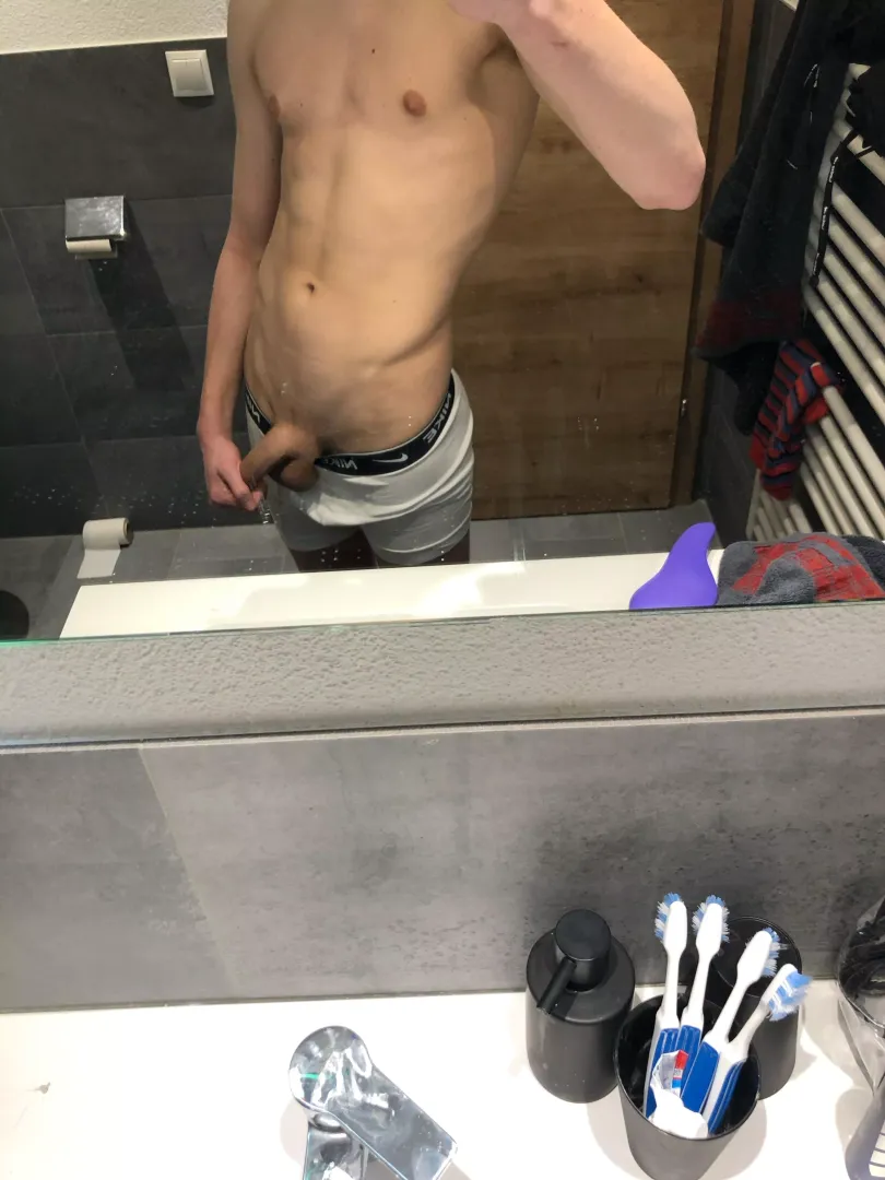 19 uk. anyone dm me