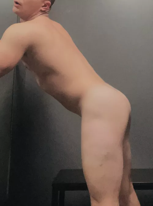 19 what’s the first thing you do when you see this twink