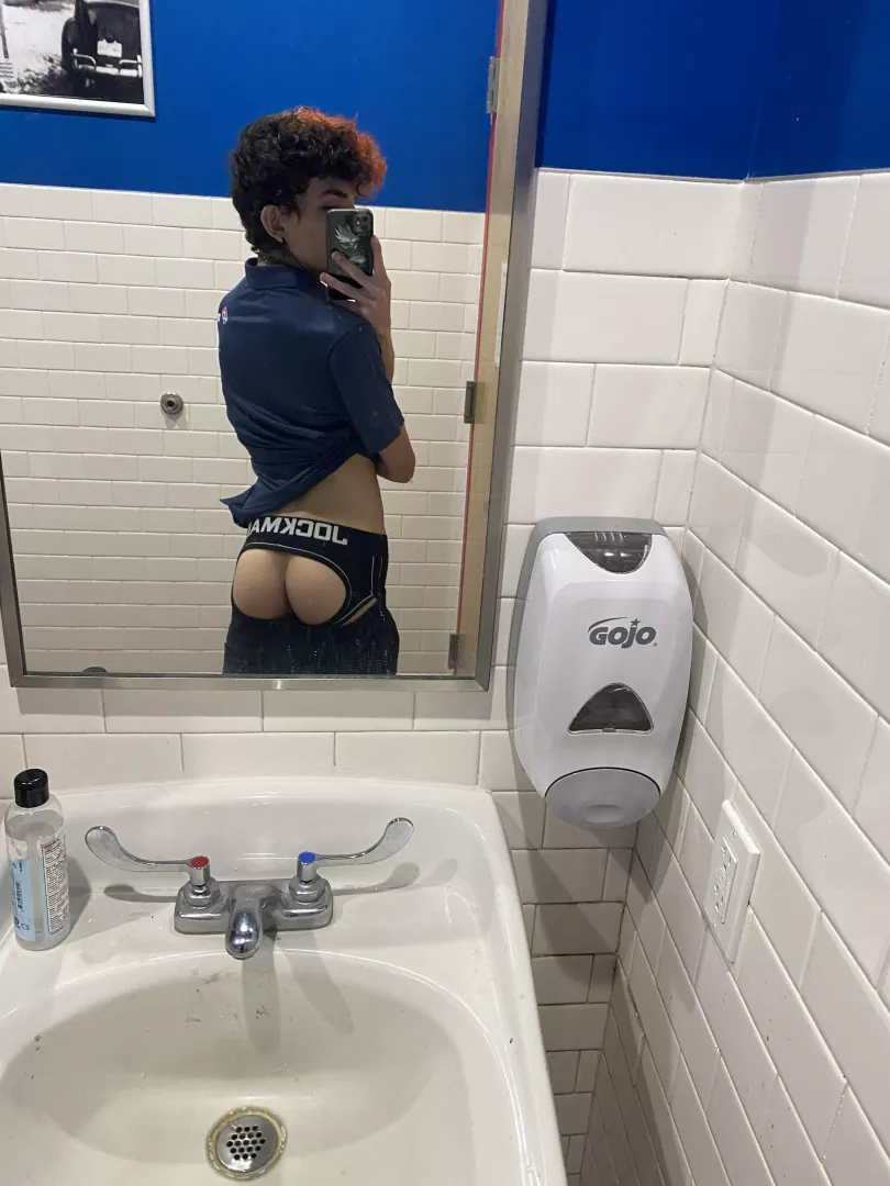 [19] your pizza delivery twink is here:3 (p.s thank yall sm for all the love on my last post🥹🫶🏻)