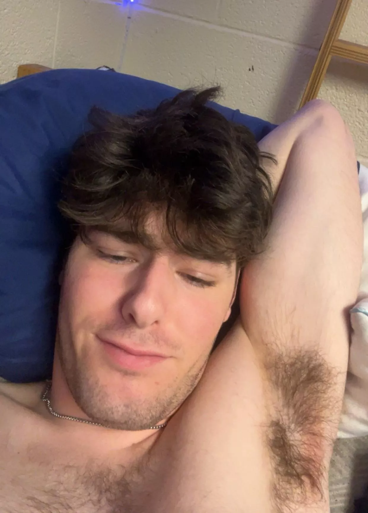 19m fit DL college bro looking for similar muscular. Dm pics and asl for snap