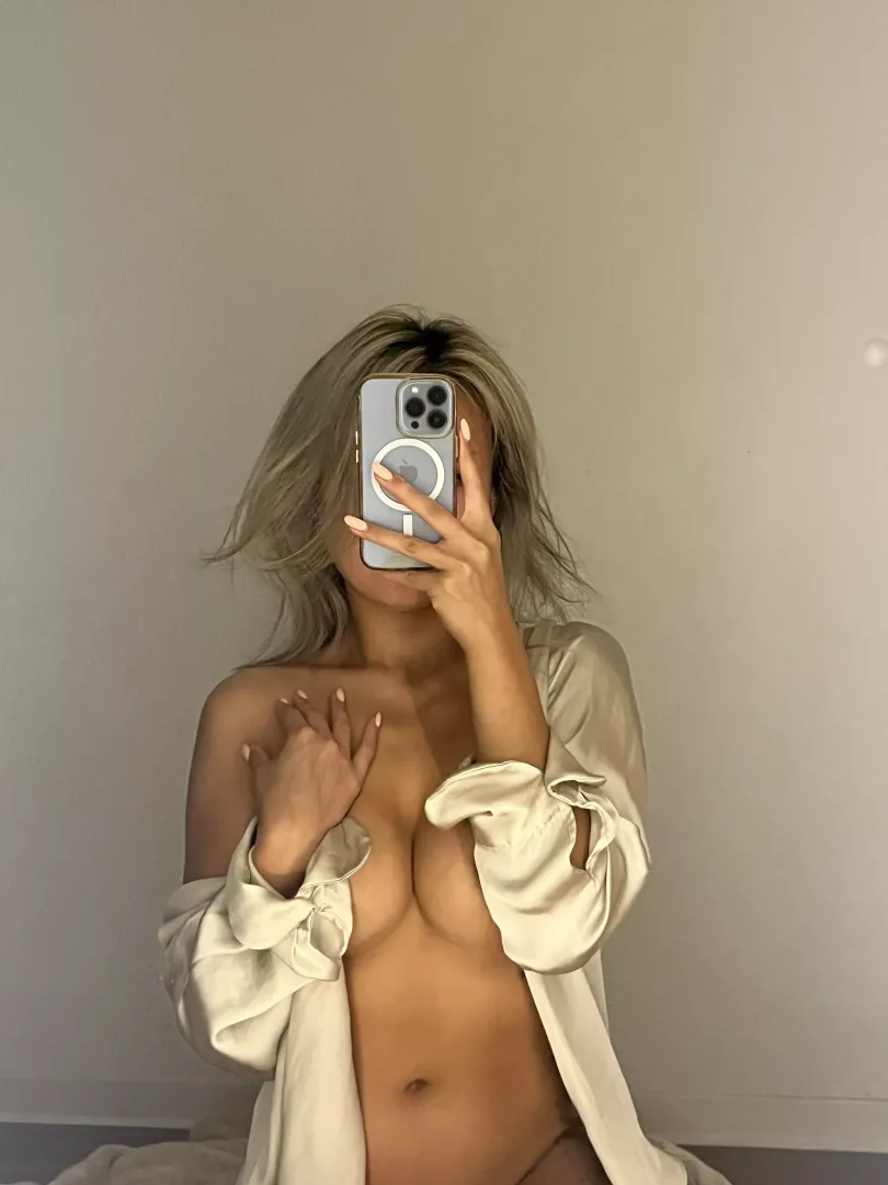 19yo flat chested, still a little bit self conscious about my tits