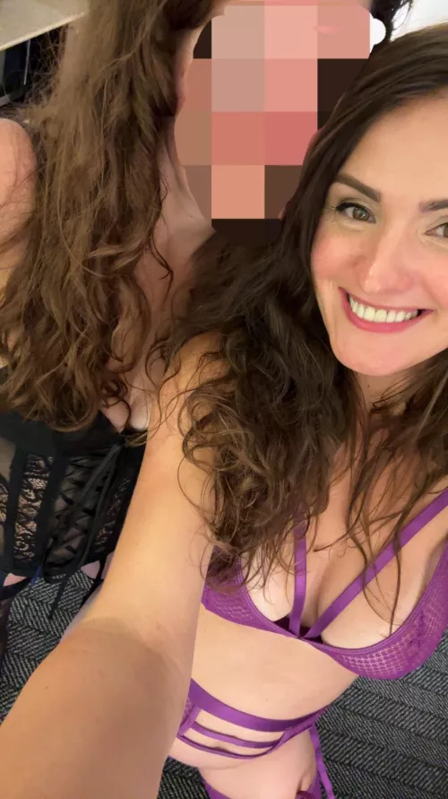2 chick's getting multiple dicks tonight. Check us out