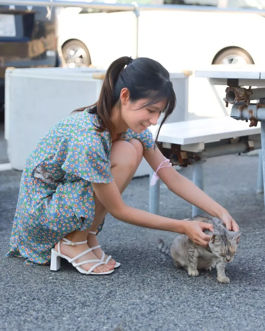 2 cuties 1 pic
