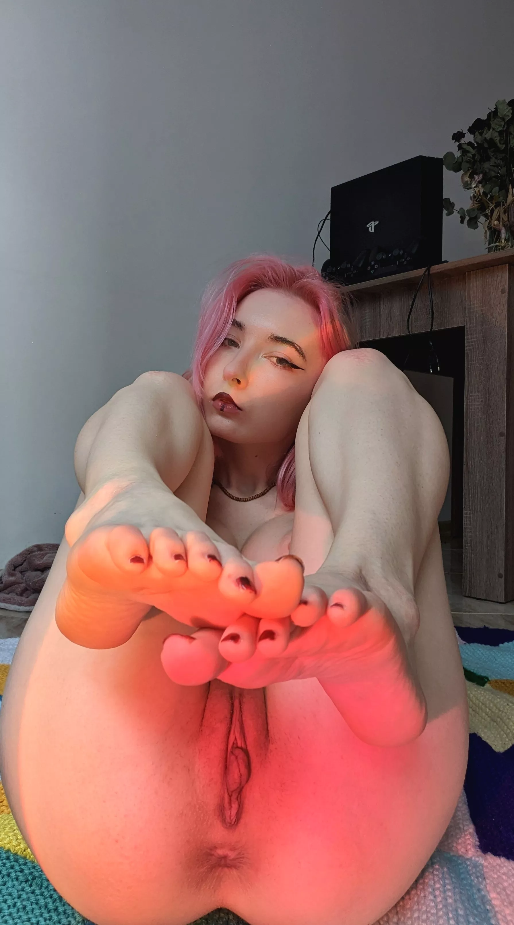 2 sweet holes are waiting for you, after you lick my toes oc