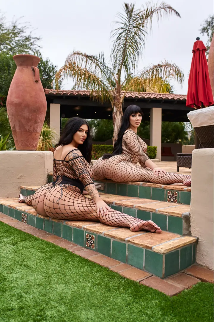 2 very bendy babes 