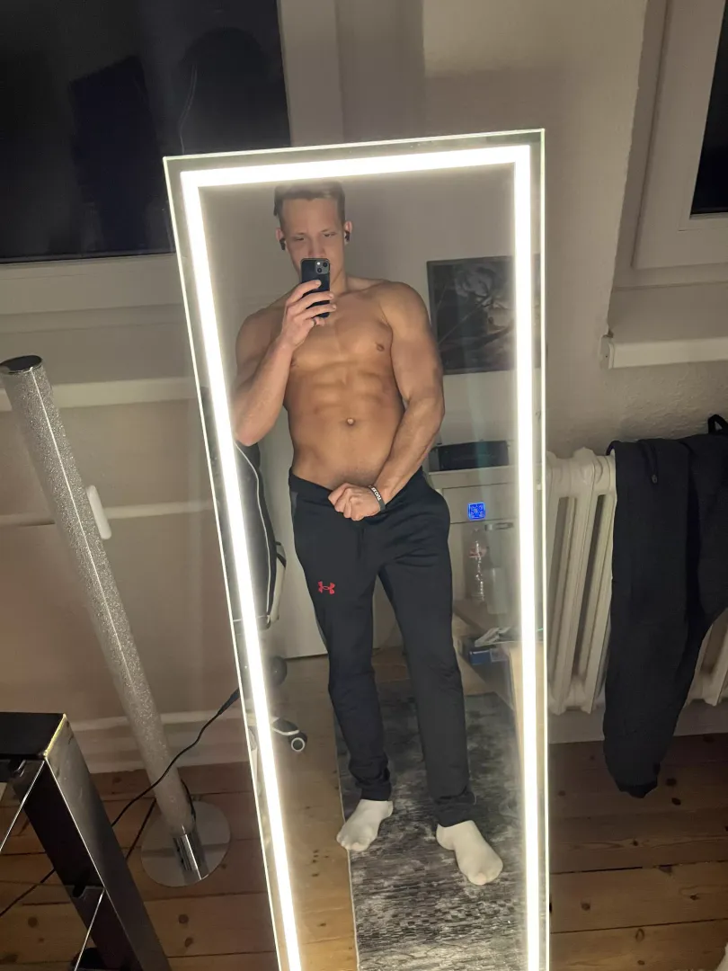 [20] Heyy, is my body lickable💦👀