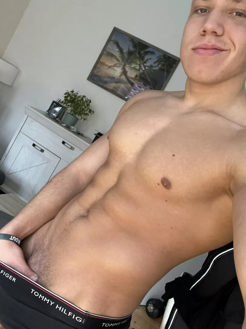 [20] Im bored, can you help me🥵