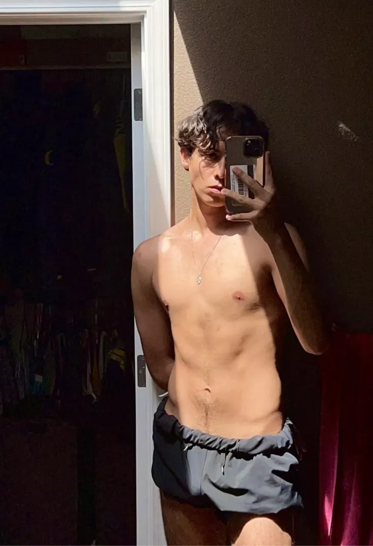 20+ looking for same. into musc guys