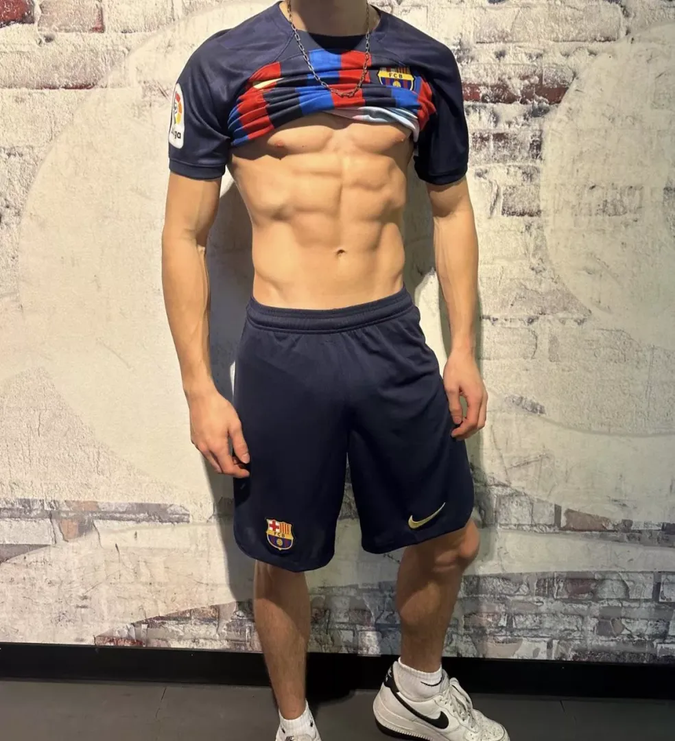 20 M into muscular guys sorry kalii963 [big nipples++]