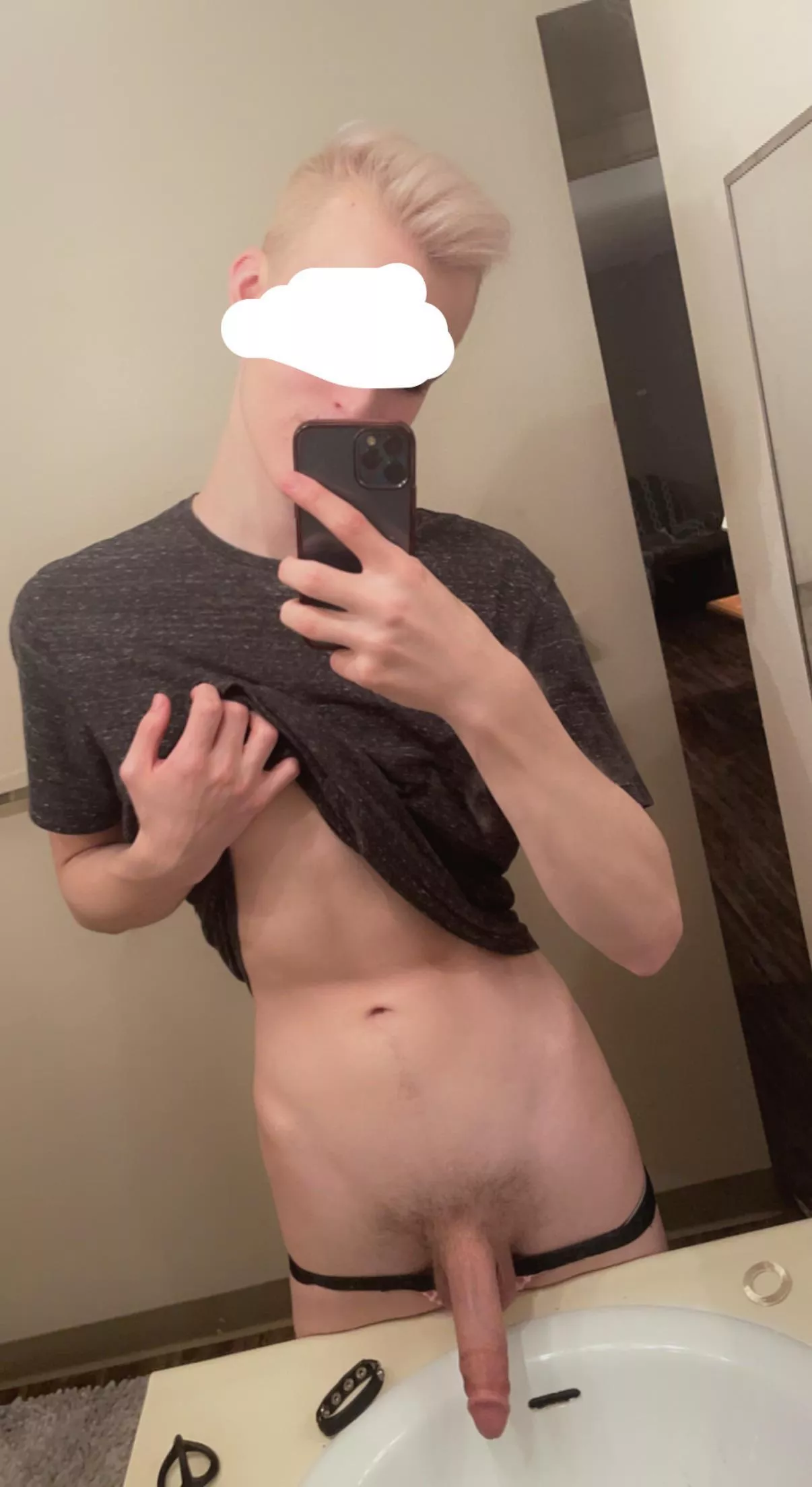 20 m Vers looking for guys who show face and have a nice dick or cute ass snap - @mysticfox1200