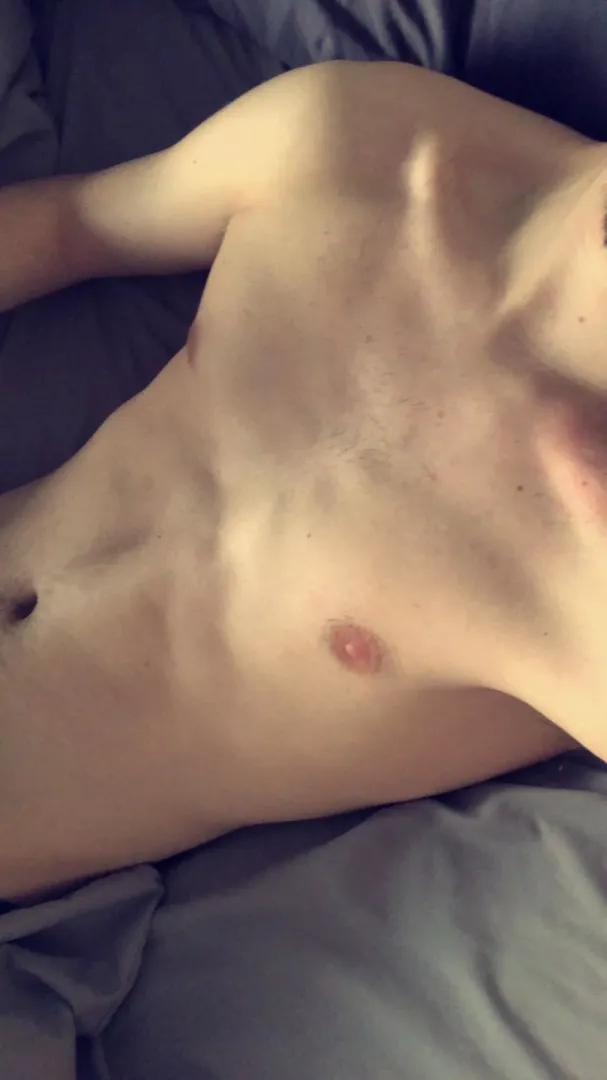 20 UK bottom looking for hung or fit tops to hmu. Snap - britboy666