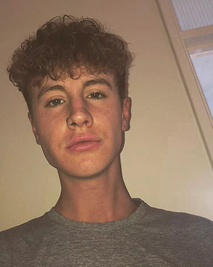 20, uk, looking for subs who send anything ;) must show face too. Add my snap gaysnap140