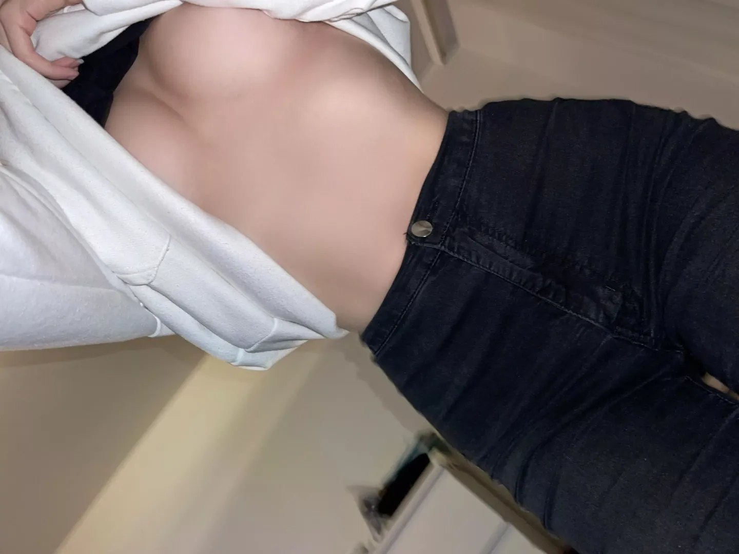 2003 babyy :3🖤 [f]
