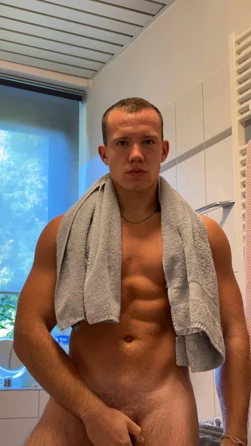 [21] Could use some warm arms around me after this chilly shower 🥶