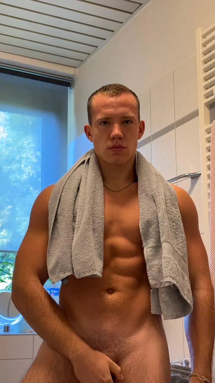 [21] Could use some warm arms around me after this chilly shower 🥶