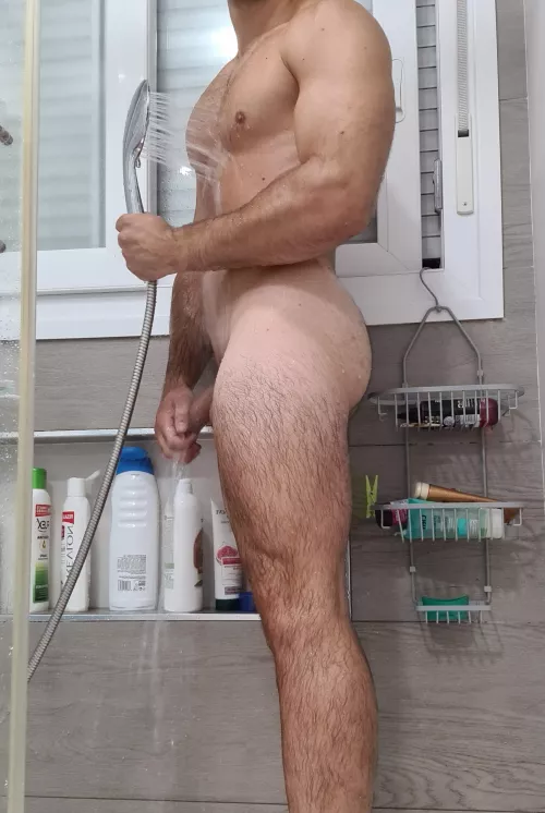 [21] I'm looking for a bro to have a shower together