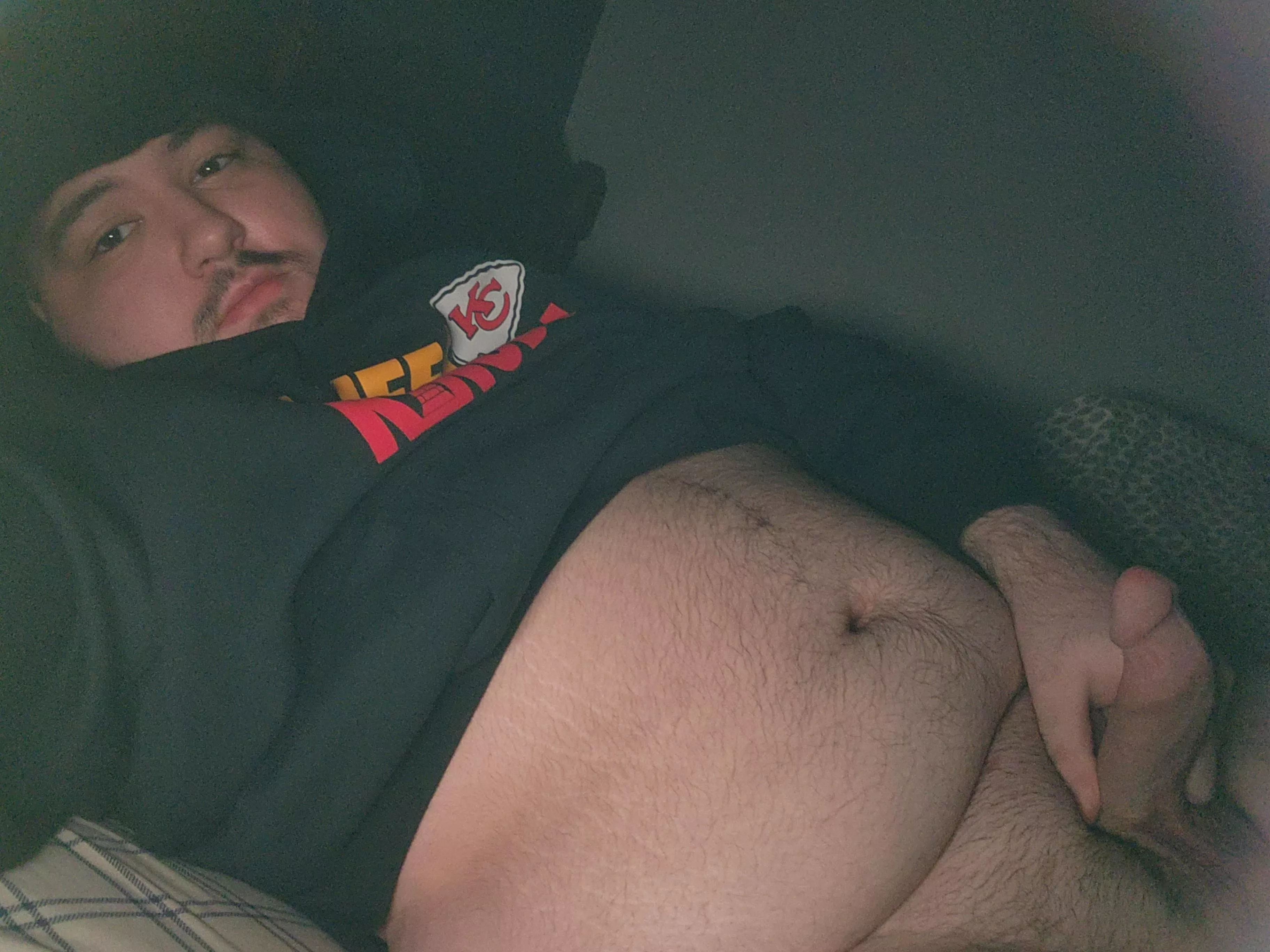 [21] It's too cold to take the hoodie off🥶