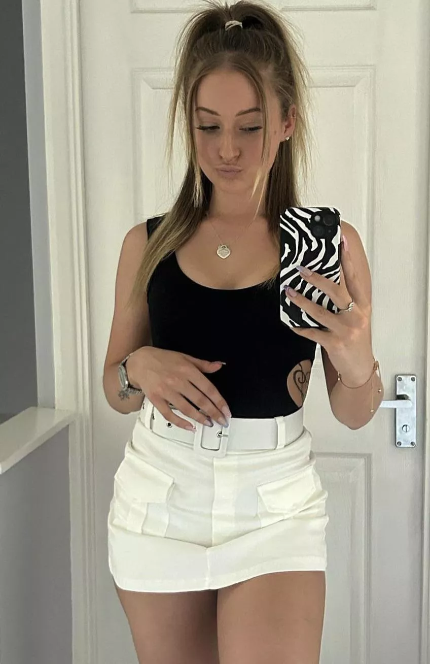 21 year old very experienced Cuck couple here looking for a bull to fuck her.
