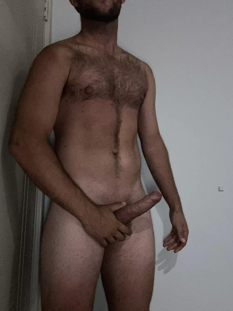 21M, enjoy a little bit of face and chest in this one!