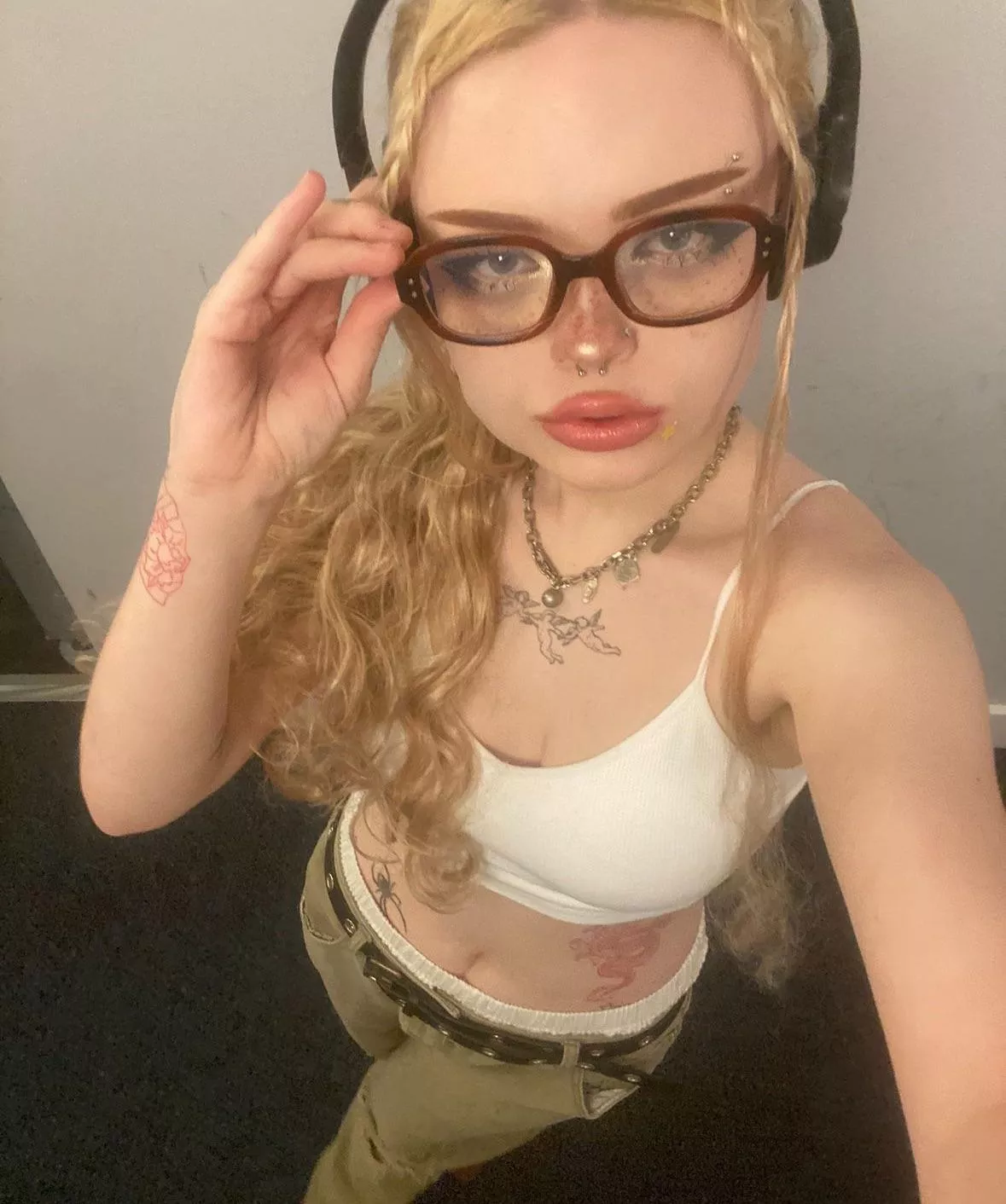 21yo strict British brat ! Get on your knees and prepare to be mommy’s slut. 🇬🇧🇬🇧🇬🇧