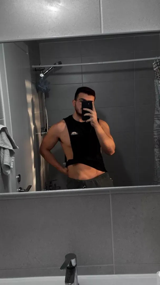 22 bottom, looking for a hot top (or a couple), hmu with face mabmas22